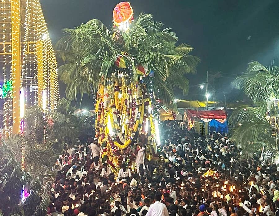 ಸೈದಾಪುರ ಸಮೀಪದ ಸುಕ್ಷೇತ್ರ ಕಾಳೆಬೆಳಗುಂದಿಯ ಬನದೇಶ್ವರ ರಥೋತ್ಸವವು ಬುಧವಾರ ಬೆಳಗಿನ ಜಾವ ಸಹಸ್ರಾರು ಭಕ್ತರ ನಡುವೆ ಅದ್ಧೂರಿಯಾಗಿ ನೆರವೇರಿತು