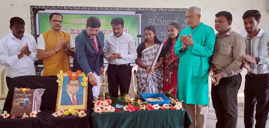 ಚಾಮರಾಜನಗರ ತಾಲ್ಲೂಕಿನ ಅಮಚವಾಡಿ ಸರ್ಕಾರಿ ಪದವಿ ಪೂರ್ವ ಕಾಲೇಜಿನಲ್ಲಿ ಆಯೋಜಿಸಿದ್ದ ಸಂವಿಧಾನ ದಿನಾಚರಣೆಯನ್ನು ಜಿಲ್ಲಾ ವಕೀಲರ ಸಂಘದ ಮಾಜಿ ಅಧ್ಯಕ್ಷ ಉಮ್ಮತ್ತೂರು ಇಂದುಶೇಖರ್ ಉದ್ಘಾಟಿಸಿದರು