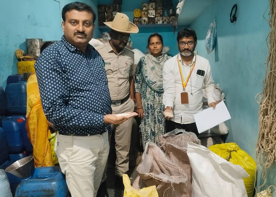 ಮುಳಗುಂದದ ಧಾನ್ಯಗಳ ವ್ಯಾಪರಸ್ಥ ಸುನೀಲ ಲಾಳಿ ಎಂಬುವರ ಅಂಗಡಿಯಲ್ಲಿ ಅಕ್ರಮವಾಗಿ ಸಂಗ್ರಹಿಸಿಟ್ಟಿದ್ದ ಪಡಿತರ ಅಕ್ಕಿ ಚೀಲಗಳನ್ನು ಆಹಾರ ಇಲಾಖೆ ಉಪನಿರ್ದೇಶಕ ಎಂ.ಎಸ್. ರಮೇಶ ತಂಡದವರು ಬುಧವಾರ  ವಶಪಡಿಸಿಕೊಂಡರು