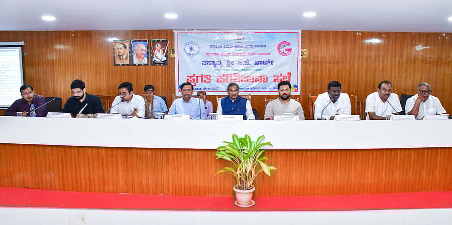 ಕೊಪ್ಪಳದಲ್ಲಿ ಬುಧವಾರ ನಡೆದ ಇಂಧನ ಇಲಾಖೆಯ ಪ್ರಗತಿ ಪರಿಶೀಲನಾ ಸಭೆಯಲ್ಲಿ ಇಲಾಖೆಯ ಸಚಿವ ಸಚಿವ ಕೆ.ಜೆ.ಜಾರ್ಜ್ ಮಾತನಾಡಿದರು