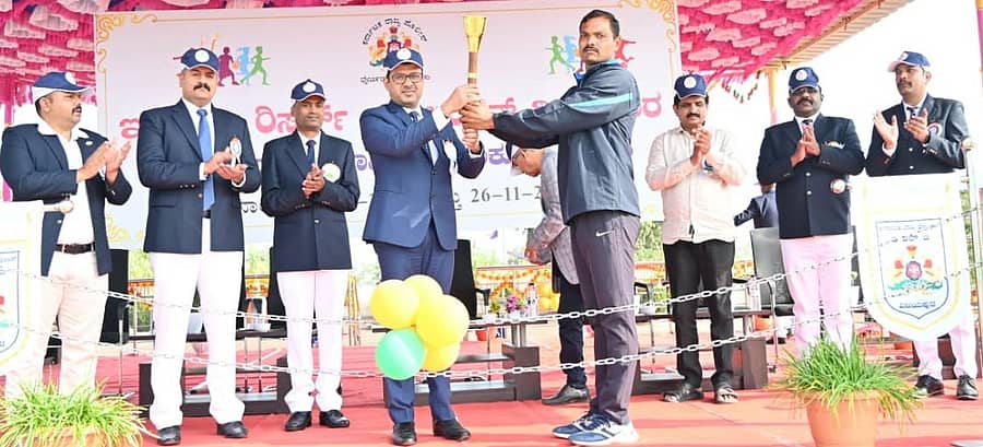 ವಿಜಯಪುರ ನಗರ ಹೊರವಲಯದ ಅರಕೇರಿಯ ಕರ್ನಾಟಕ ರಾಜ್ಯ ಪೊಲೀಸ್ ಇಂಡಿಯನ್‌ ರಿಸರ್ವ್ ಬಟಾಲಿಯನ್ ಕವಾಯತು ಮೈದಾನದಲ್ಲಿ ಮಂಗಳವಾರ ಆಯೋಜಿಸಿದ್ದ 2025ನೇ ಸಾಲಿನ ವಾರ್ಷಿಕ ಕ್ರೀಡಾಕೂಟಕ್ಕೆ ಪ್ರಧಾನ ಜಿಲ್ಲಾ ಸೆಷನ್ಸ್‌ ನ್ಯಾಯಾಧೀಶ ಹರೀಶ. ಎ. ಚಾಲನೆ ನೀಡಿದರು.