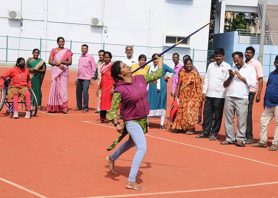ತುಮಕೂರಿನಲ್ಲಿ ಬುಧವಾರ ನಡೆದ ಅಂಗವಿಕಲರ ಕ್ರೀಡಾಕೂಟದಲ್ಲಿ ಜಾವೆಲಿನ್‌ ಎಸೆದ ಮಹಿಳೆ