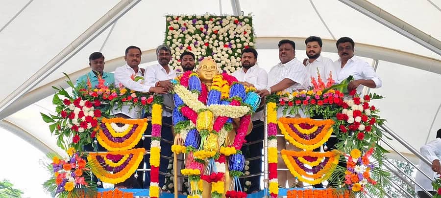 ಸಂವಿಧಾನ ದಿನದ ಅಂಗವಾಗಿ ಬಂಗಾರಪೇಟೆ ನಗರದಲ್ಲಿನ ಅಂಬೇಡ್ಕರ್ ಪ್ರತಿಮೆಗೆ ಬಿಜೆಪಿ ಕಾರ್ಯಕರ್ತರು ಮಾಲಾರ್ಪಣೆ ಸಲ್ಲಿಸಿದರು