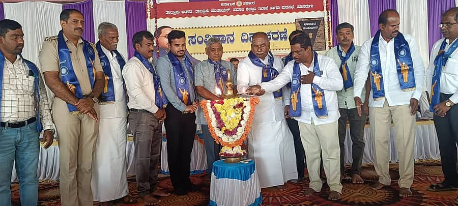 ಹೊಸದುರ್ಗದ ಅಶೋಕ ರಂಗಮಂದಿರದಲ್ಲಿ ಬುಧವಾರ ಆಯೋಜಿಸಿದ್ದ ಸಂವಿಧಾನ ದಿನಾಚರಣೆ ಕಾರ್ಯಕ್ರಮವನ್ನು ಶಾಸಕ ಬಿ.ಜಿ. ಗೋವಿಂದಪ್ಪ ಉದ್ಘಾಟಿಸಿದರು