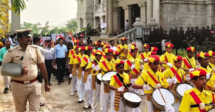 ರಾಮನಗರದಲ್ಲಿ ಸಮಾಜ ಕಲ್ಯಾಣ ಇಲಾಖೆ ಹಮ್ಮಿಕೊಂಡಿದ್ದ ಸಂವಿಧಾನ ದಿನಾಚರಣೆ ಪ್ರಯುಕ್ತ ಸಂವಿಧಾನ ಜಾಗೃತಿ ಜಾಥಾಕ್ಕೆ ಡಿ.ಸಿ ಕಚೇರಿ ಬಳಿ ಚಾಲನೆ ನೀಡಿದ ಜಿ.ಪಂ. ಸಿಇಒ ಅನ್ಮೋಲ್ ಜೈನ್ ಹೆಜ್ಜೆ ಹಾಕಿದರು. ಇಲಾಖೆಯ ಜಂಟಿ ನಿರ್ದೇಶಕ ಶಿವಕುಮಾರ್, ತಾಲ್ಲೂಕು ಸಹಾಯಕ ನಿರ್ದೇಶಕ ಡಾ. ಕುಮಾರ್, ಐಜೂರು ಎಸ್ಐ ಜಾರ್ಜ್ ಪ್ರಕಾಶ್ ಹಾಗೂ ಇತರರು ಇದ್ದಾರೆ