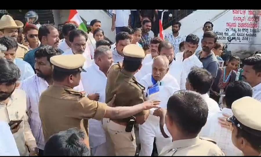 ಸುರಪುರದಲ್ಲಿ ಬುಧವಾರ ಸಂವಿಧಾನ ದಿನಾಚರಣೆ ವೇಳೆ ಅಂಬೇಡ್ಕರ್ ವೃತ್ತದಲ್ಲಿ ಗಲಾಟೆ ನಡೆಯಿತು