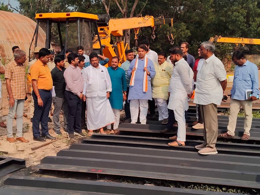 <div class="paragraphs"><p>ವಿಧಾನಸಭೆ ವಿರೋಧ ಪಕ್ಷದ ನಾಯಕ ಆರ್.ಅಶೋಕ ಅವರು ಬುಧವಾರ ಹೊಸಪೇಟೆಯ ತುಂಗಭದ್ರಾ ಅಣೆಕಟ್ಟೆ ಸಮೀಪ ನಿರ್ಮಾಣವಾಗುತ್ತಿರುವ ಕ್ರೆಸ್ಟ್‌ಗೇಟ್‌ ಕಾಮಗಾರಿ ವೀಕ್ಷಿಸಿದರು. ಶಾಸಕ ಕೃಷ್ಣ ನಾಯ್ಕ್ ಇತರರು ಇದ್ದರು&nbsp; </p></div>