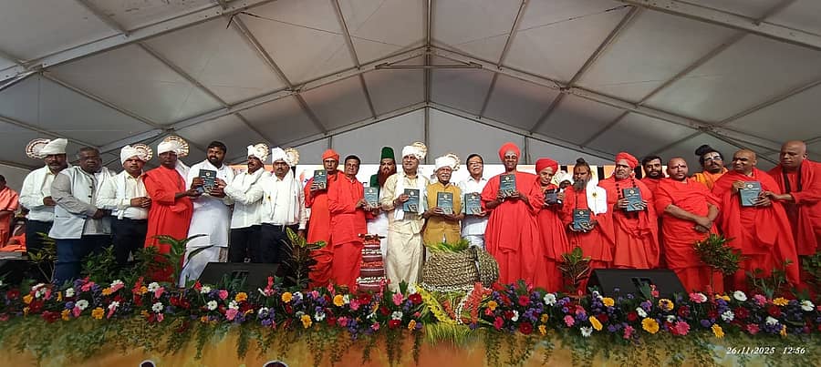 ಚಿಕ್ಕನಾಯಕನಹಳ್ಳಿಯಲ್ಲಿ ದಾರ್ಶನಿಕರ ಗ್ರಂಥ ಬಿಡುಗಡೆ ಮಾಡಲಾಯಿತು