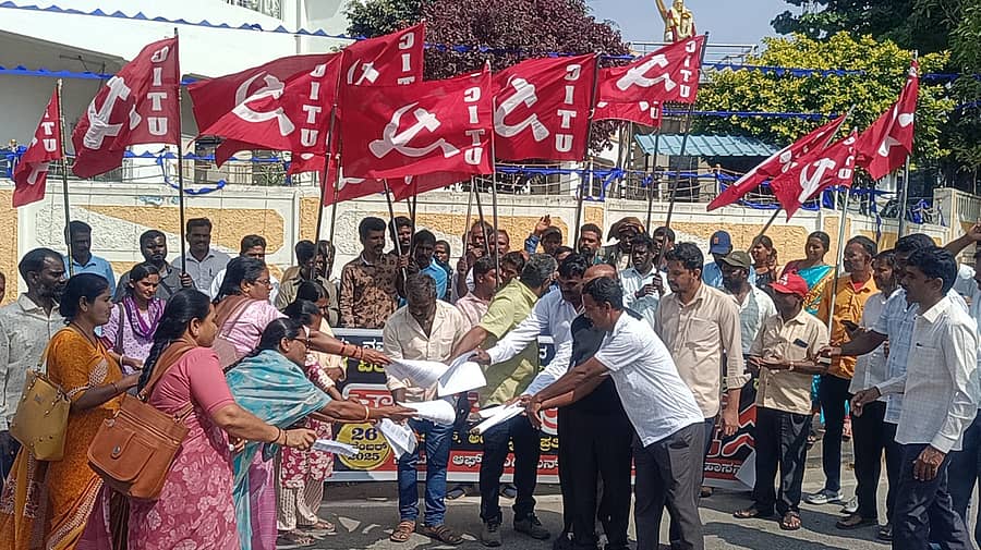 ಹಾಸನದ ಡಾ.ಅಂಬೇಡ್ಕರ್ ಪ್ರತಿಮೆಯ ಬಳಿ ಬುಧವಾರ ಸಿಐಟಿಯು ಮುಖಂಡರು ಶ್ರಮಶಕ್ತಿ ನೀತಿಯ ಕರಡು ದಹಿಸಿ ಪ್ರತಿಭಟನೆ ನಡೆಸಿದರು