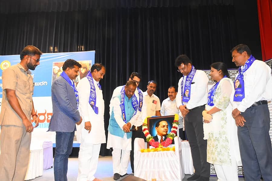 ಕಲಬುರಗಿಯ ಎಸ್.ಎಂ.ಪಂಡಿತ್ ರಂಗಮಂದಿರದಲ್ಲಿ ಬುಧವಾರ ನಡೆದ ಸಂವಿಧಾನ ದಿನಾಚರಣೆ ಕಾರ್ಯಕ್ರಮದಲ್ಲಿ ಗಣ್ಯರು ಅಂಬೇಡ್ಕರ್ ಭಾವಚಿತ್ರಕ್ಕೆ ಪುಷ್ಪಾರ್ಚನೆ ಮಾಡಿದರು