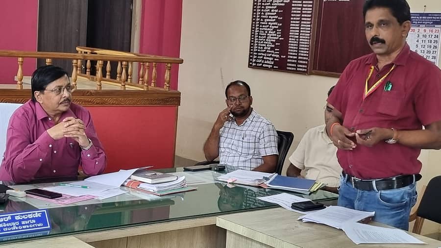 ಸಿದ್ದಾಪುರ ಪಟ್ಟಣದ ತಹಶೀಲ್ದಾರ್‌ ಕಚೇರಿಯಲ್ಲಿ ನಡೆದ ಮಂಗನ ಕಾಯಿಲೆ ಮುಂಜಾಗ್ರತಾ ಸಭೆಯಲ್ಲಿ ಡಾ.ಲಕ್ಷ್ಮೀಕಾಂತ  ನಾಯ್ಕ ಮಾತನಾಡಿದರು 