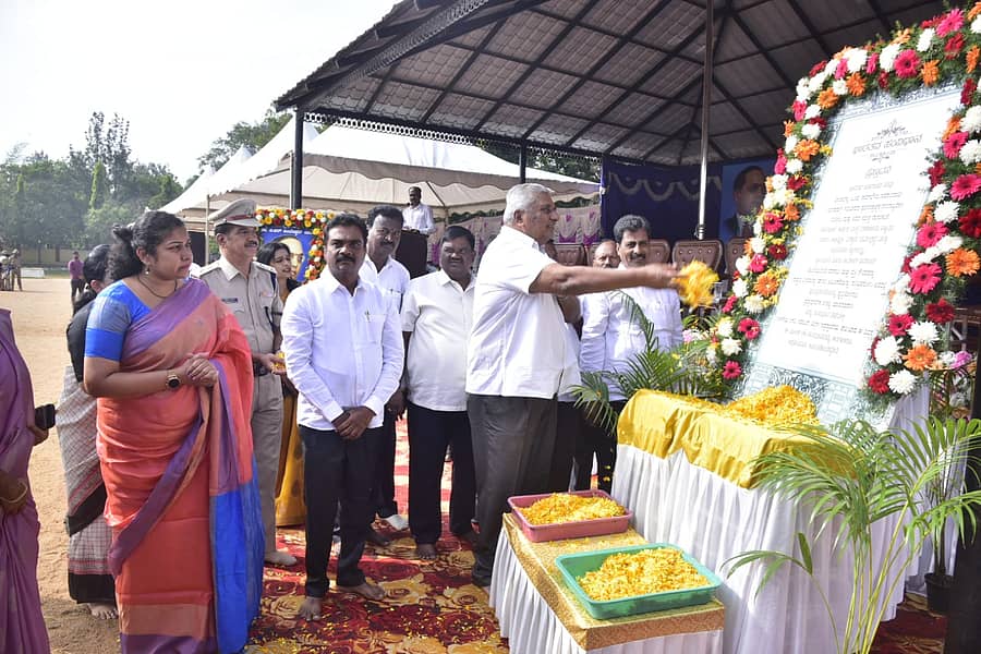 ಚಾಮರಾಜನಗರರದ ಪೊಲೀಸ್ ಕವಾಯಿತು ಮೈದಾನದಲ್ಲಿ ಬುಧವಾರ ಜಿಲ್ಲಾಡಳಿತ, ಜಿಲ್ಲಾ ಪಂಚಾಯಿತಿ ಹಾಗೂ ಸಮಾಜ ಕಲ್ಯಾಣ ಇಲಾಖೆ ಸಂಯುಕ್ತ ಆಶ್ರಯದಲ್ಲಿ ಹಮ್ಮಿಕೊಂಡಿದ್ದ ಸಂವಿಧಾನ ದಿನಾಚರಣೆಯಲ್ಲಿ ಜಿಲ್ಲಾ ಉಸ್ತುವಾರಿ ಸಚಿವರಾದ ಕೆ. ವೆಂಕಟೇಶ್ ಸಂವಿಧಾನ ಪೀಠಿಕೆಗೆ ಪುಷ್ಪನಮನ ಸಲ್ಲಿಸಿದರು