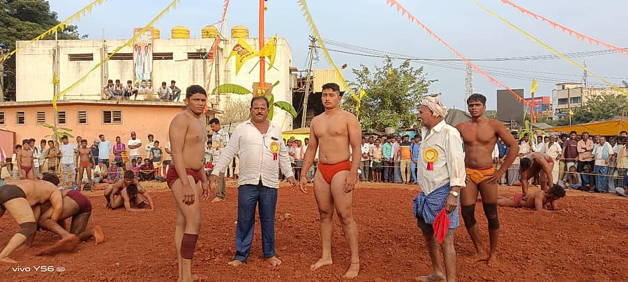 ಹೊನ್ನಾಳಿಯ ಬೀರಲಿಂಗೇಶ್ವರ ಕುಸ್ತಿ ಸಮಿತಿ ಏರ್ಪಡಿಸಿದ್ದ ಮೂರು ದಿನಗಳ ಕುಸ್ತಿ ಟೂರ್ನಿಗೆ ಬುಧವಾರ ಚಾಲನೆ ನೀಡಲಾಯಿತು