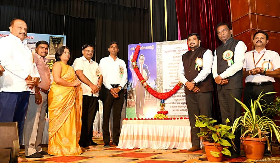 ವಿಜಯಪುರ ನಗರದ ಕಂದಗಲ್ ಶ್ರೀ ಹನುಮಂತರಾಯ ರಂಗಮಂದಿರದಲ್ಲಿ  ಮಂಗಳವಾರ ನಡೆದ ಸಂವಿಧಾನ ದಿನಾಚರಣೆಯಲ್ಲಿ ಡಾ. ಬಿ.ಆರ್ ಅಂಬೇಡ್ಕರ್ ಅವರ ಭಾವಚಿತ್ರಕ್ಕೆ ಹಾಗೂ ಸಂವಿಧಾನ ಪ್ರಸ್ತಾವನೆಗೆ ಗಣ್ಯರು ಪುಷ್ಪಾರ್ಚನೆ ಮಾಡಿದರು