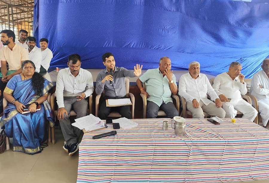 ಜೊಯಿಡಾ ತಾಲ್ಲೂಕಿನ ಉಳವಿಯಲ್ಲಿ ನಡೆದ ಚೆನ್ನಬಸವೇಶ್ವರ ಜಾತ್ರೆಯ ಪೂರ್ವಭಾವಿ ಸಭೆಯಲ್ಲಿ ಕಾರವಾರ ಉಪವಿಭಾಗಾಧಿಕಾರಿ ಪಿ.ಶ್ರವಣಕುಮಾರ ಮಾತನಾಡಿದರು 