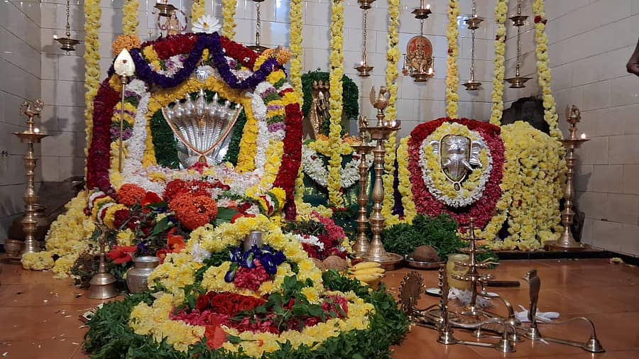 ಕುಶಾಲನಗರದ 4ನೇ ಬಡಾವಣೆಯ ಕೆ.ಎಚ್.ಬಿ.ಕಾಲೊನಿಯ ಸುಬ್ರಹ್ಮಣ್ಯ ದೇವಸ್ಥಾನದಲ್ಲಿ ಬುಧವಾರ ಷಷ್ಠಿ ಉತ್ಸವವು ಶ್ರದ್ಧಾಭಕ್ತಿಯಿಂದ 