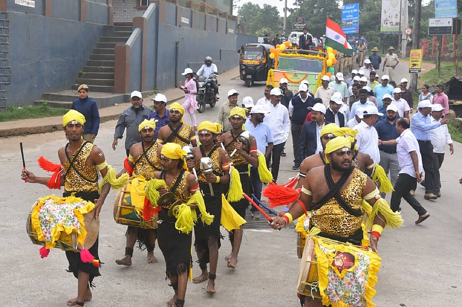 ಸಂವಿಧಾನ ದಿನಾಚರಣೆ ಪ್ರಯುಕ್ತ ಮಡಿಕೇರಿಯಲ್ಲಿ ನಡೆದ ಮೆರವಣಿಗೆಯಲ್ಲಿ ಡೊಳ್ಳುಕುಣಿತ ತಂಡ ಗಮನ ಸೆಳೆಯಿತು