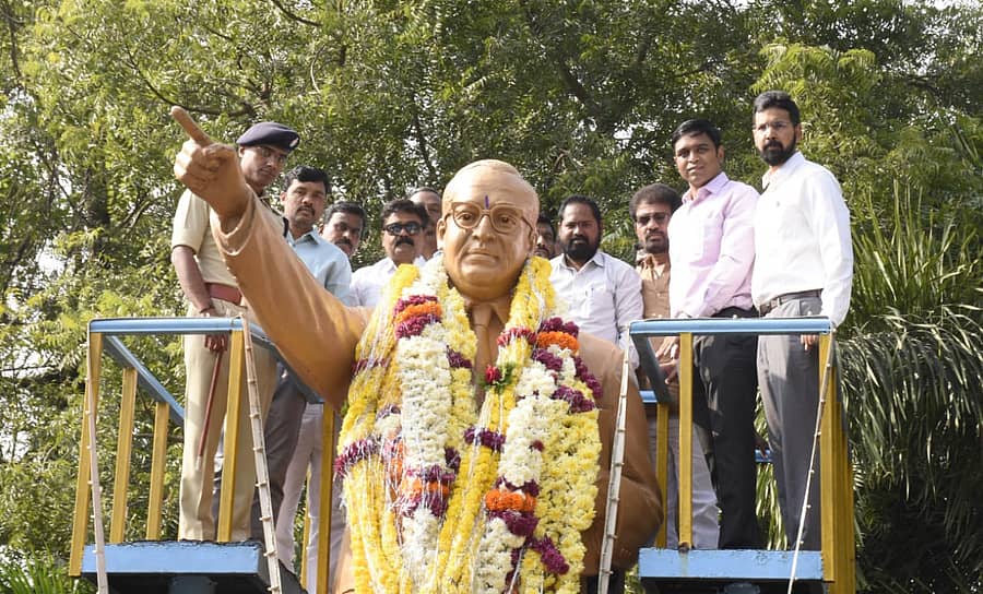 ಯಾದಗಿರಿ ನಗರದಲ್ಲಿ ಸಂವಿಧಾನ ದಿನಾಚರಣೆ ಅಂಗವಾಗಿ ಜಿಲ್ಲಾಧಿಕಾರಿ ಹರ್ಷಲ್ ಬೋಯರ್ ಅವರು ಡಾ. ಬಿ.ಆರ್. ಅಂಬೇಡ್ಕರ್ ಅವರ ಪುತ್ತಳಿಗೆ ಮಾಲಾರ್ಪಣೆ ಮಾಡಿದರು