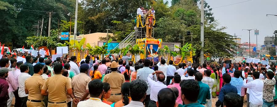 ಕಡೂರಿನಲ್ಲಿ ನಡೆದ ಸಂವಿಧಾನ ದಿನಾಚರಣೆಯಲ್ಲಿ ಡಾ.ಬಿ.ಆರ್.ಅಂಬೇಡ್ಕರ್ ಪ್ರತಿಮೆಗೆ ಶಾಸಕ ಆನಂದ್ ಮಾಲಾರ್ಪಣೆ ಮಾಡಿದರು