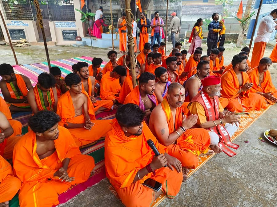 ದತ್ತ ಜಯಂತಿ ಅಂಗವಾಗಿ ದತ್ತ ಭಕ್ತರು ಬುಧವಾರ ಮಾಲೆ ಧಾರಣೆ ಮಾಡಿದರು