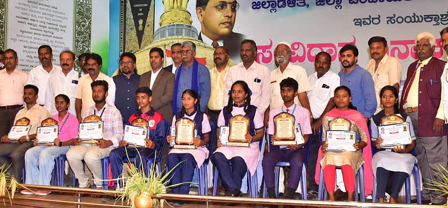 ಮಂಡ್ಯ ನಗರದ ಡಾ.ಬಿ.ಆರ್. ಅಂಬೇಡ್ಕರ್ ಭವನದಲ್ಲಿ ಬುಧವಾರ ಆಯೋಜಿಸಿದ್ದ ‘ಸಂವಿಧಾನ ದಿನಾಚರಣೆ’ ಕಾರ್ಯಕ್ರಮದಲ್ಲಿ ವಿವಿಧ ಸ್ಪರ್ಧೆಗಳಲ್ಲಿ ವಿಜೇತರಾದ ವಿದ್ಯಾರ್ಥಿಗಳಿಗೆ ನಗದು ಬಹುಮಾನ ನೀಡಿ ಅಭಿನಂದಿಸಲಾಯಿತು