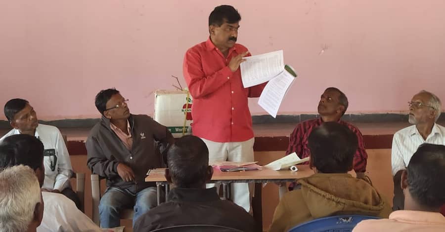 ಜೊಯಿಡಾದಲ್ಲಿ ನಡೆದ ಅರಣ್ಯ ಅತಿಕ್ರಮಣದಾರರ ಸಭೆಯಲ್ಲಿ ಅರಣ್ಯ ಭೂಮಿ ಹಕ್ಕು ಹೋರಾಟಗಾರರ ವೇದಿಕೆ ಅಧ್ಯಕ್ಷ ರವೀಂದ್ರ ನಾಯ್ಕ ಮಾತನಾಡಿದರು 