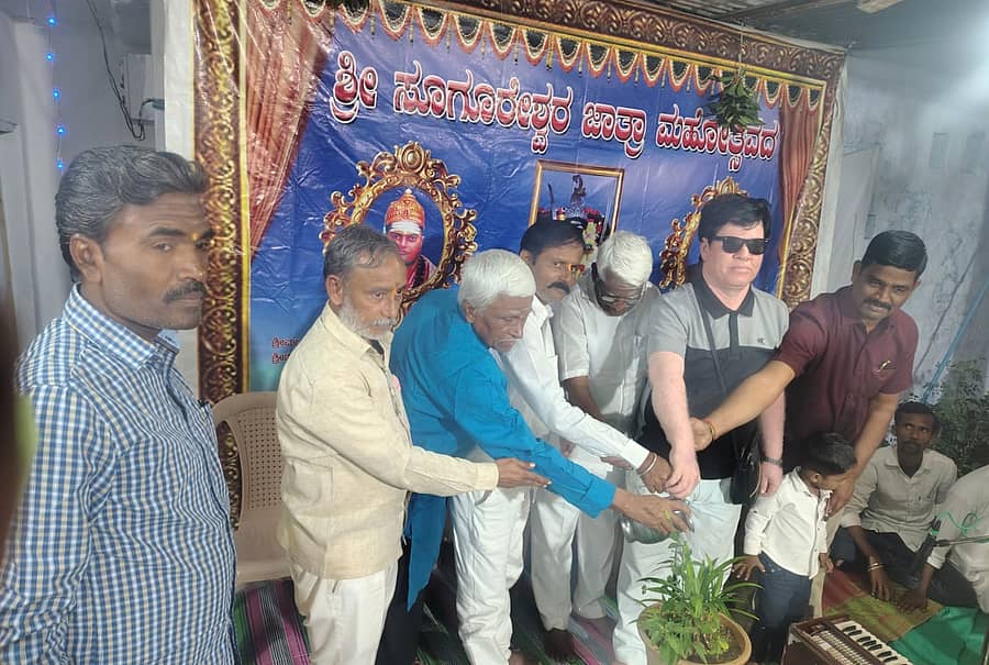 ಸುರಪುರದ ಸುಗೂರೇಶ್ವರ ದೇವಸ್ಥಾನದಲ್ಲಿ ಏರ್ಪಡಿಸಿದ್ದ ಸಂಗೀತ ಕಾರ್ಯಕ್ರಮವನ್ನು ಗಣ್ಯರು ಉದ್ಘಾಟಿಸಿದರು