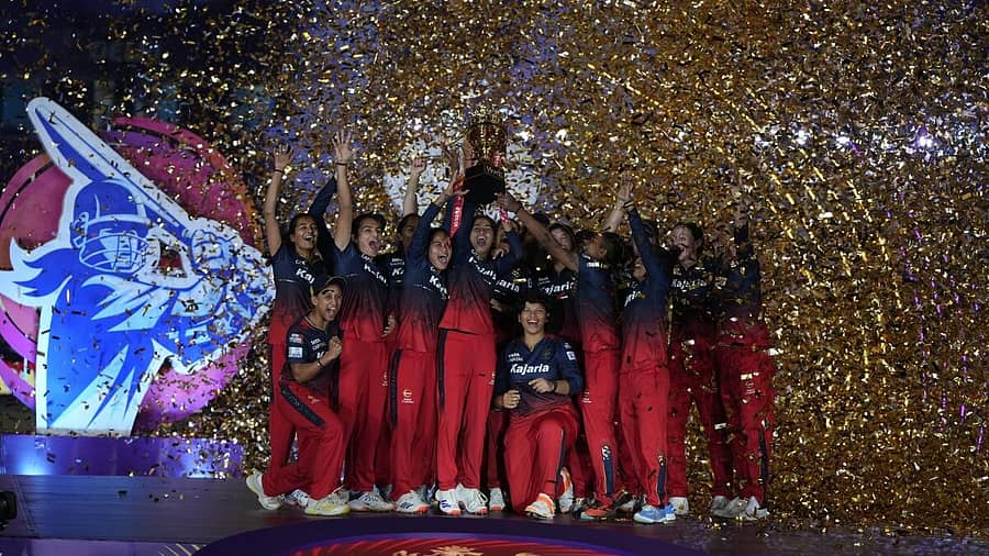 <div class="paragraphs"><p>ಮಹಿಳೆಯರ ಪ್ರೀಮಿಯರ್ ಲೀಗ್ನ 2024ರ ಆವೃತ್ತಿಯಲ್ಲಿ ಚಾಂಪಿಯನ್ಪಟ್ಟಕ್ಕೇರಿದ ಆರ್ಸಿಬಿ ತಂಡ</p></div>