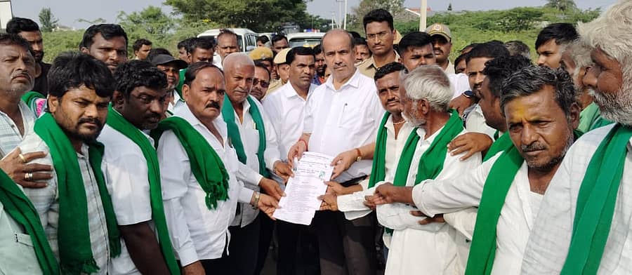 ಮುಳಗುಂದದ ರೈತ ಸಂಘದ ಸದಸ್ಯರು ಮೆಕ್ಕೆಜೋಳ ಬೆಂಬಲ ಬೆಲೆ ಖರೀದಿ ಕೇಂದ್ರ ಆರಂಭಿಸಬೇಕು ಎಂದು ಆಗ್ರಹಿಸಿ ಗದಗ-ಲಕ್ಷ್ಮೇಶ್ವರ ರಸ್ತೆಯ ಬಸಾಪೂರ ಕ್ರಾಸ್ ಬಳಿ ಪ್ರತಿಭಟನೆ ನಡೆಸಿ, ಜಿಲ್ಲಾಧಿಕಾರಿ ಸಿ.ಎನ್. ಶ್ರೀಧರ್‌ ಅವರಿಗೆ ಮನವಿ ಸಲ್ಲಿಸಿದರು 