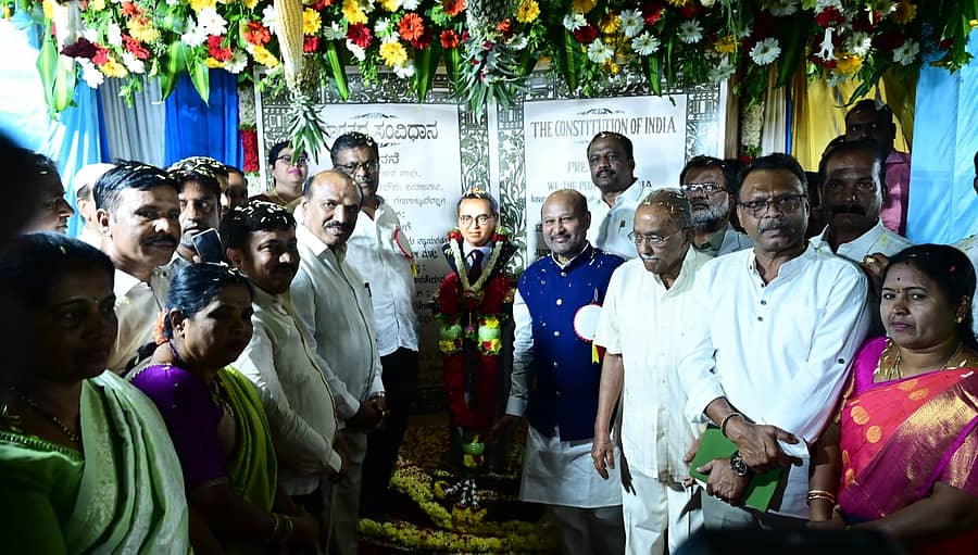 <div class="paragraphs"><p>ರಾಮನಗರದ ನಗರಸಭೆ ಆವರಣದಲ್ಲಿ ಬುಧವಾರ ಸಂವಿಧಾನ ಪೀಠಿಕೆ ಪ್ರತಿಕೃತಿ ಮತ್ತು ಡಾ. ಬಿ.ಆರ್. ಅಂಬೇಡ್ಕರ್ ಪುತ್ಥಳಿಯನ್ನು ಗಣ್ಯರು ನೆರವೇರಿಸಿದರು.&nbsp;&nbsp;</p></div>