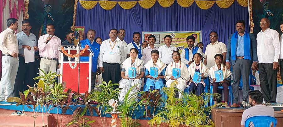 ತುರುವೇಕೆರೆಯಲ್ಲಿ ಸಂವಿಧಾನ ದಿನ ಆಚರಿಸಲಾಯಿತು