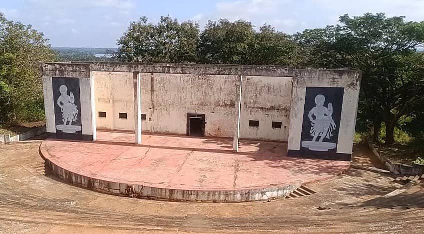 <div class="paragraphs"><p>ಹಳೇಬೀಡಿನ ಸರ್ಕಾರಿ ಪ್ರಥಮ ದರ್ಜೆ ಕಾಲೇಜಿನ ವಿದ್ಯಾರ್ಥಿಗಳು ಸ್ವಚ್ಛ ಮಾಡಿದ ಹೊಯ್ಸಳ ಉತ್ಸವ ನಡೆಸಲು ನಿರ್ಮಿಸಿರುವ ಪುಷ್ಪಗಿರಿ ತಪ್ಪಲಿನ ಬಯಲು ರಂಗ ಮಂದಿರ </p></div>