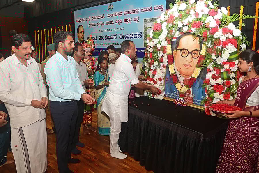 ಸಂವಿಧಾನ ದಿನಾಚರಣೆಯ ಪ್ರಯುಕ್ತ ಮಂಗಳೂರಿನ ಅಂಬೇಡ್ಕರ್ ಭವನದಲ್ಲಿ ಬುಧವಾರ ನಡೆದ ಕಾರ್ಯಕ್ರಮದಲ್ಲಿ ವಿಧಾನ ಸಭಾಧ್ಯಕ್ಷ ಯು.ಟಿ. ಖಾದರ್ ಅವರು ಬಿ.ಆರ್.ಅಂಬೇಡ್ಕರ್ ಭಾವಚಿತ್ರಕ್ಕೆ ಪುಷ್ಪಾರ್ಚನೆ ಸಲ್ಲಿಸಿದರು. ತಾರನಾಥ ಗಟ್ಟಿ ಕಾಪಿಕಾಡ್, ನರ್ವಾಡೆ ವಿನಾಯಕ್ ಕಾರ್ಬಾರಿ ಮತ್ತಿತರರು ಭಾಗವಹಿಸಿದ್ದರು: ಪ್ರಜಾವಾಣಿ ಚಿತ್ರ