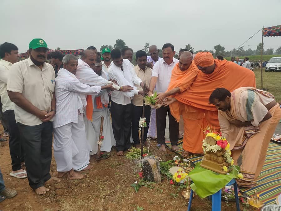 ಕೊಣನೂರು ಸಮೀಪದ ಬಿಸಲಹಳ್ಳಿ ಗ್ರಾಮದಲ್ಲಿ ನೆನಪಿನ ಉದ್ಯಾನ ನಿರ್ಮಾಣಕ್ಕೆ ಬುಧವಾರ ಭೂಮಿಪೂಜೆ ನೆರವೇರಿಸಲಾಯಿತು