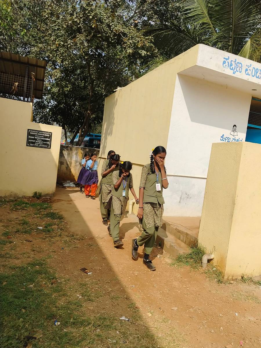 ಮೂಗು ಮುಚ್ಚಿಕೊಂಡೇ ಶೌಚಾಲಯಕ್ಕೆ ಹೋಗುತ್ತಿರುವ ಮಕ್ಕಳು