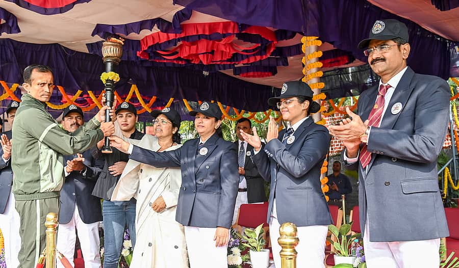 ಮೈಸೂರಿನ ಸಿಎಆರ್‌ ಕವಾಯತು ಮೈದಾನದಲ್ಲಿ ಬುಧವಾರ ಆಯೋಜಿಸಿದ್ದ ನಗರ ಪೊಲೀಸ್ ವಾರ್ಷಿಕ ಕ್ರೀಡಾಕೂಟದಲ್ಲಿ ಪೊಲೀಸ್‌ ಸಿಬ್ಬಂದಿ ಎನ್‌.ವಿಜಯಶಂಕರ್‌ ಅವರು ನ್ಯಾಯಾಧೀಶೆ ಉಷಾರಾಣಿ ಅವರಿಗೆ ಕ್ರೀಡಾಜ್ಯೋತಿ ಹಸ್ತಾಂತರಿಸಿದರು – ಪ್ರಜಾವಾಣಿ ಚಿತ್ರ