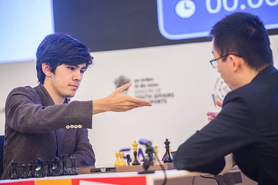 ಸಿಂದರೋವ್ (ಎಡಗಡೆ) ಮತ್ತು ವೇಯಿ ಯಿ
ಫಿಡೆ ಚಿತ್ರ