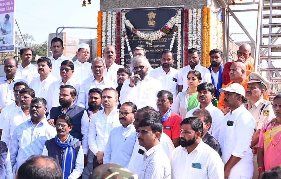 ಸಂವಿಧಾನ ದಿನಾಚರಣೆ ಅಂಗವಾಗಿ ಬೀದರ್ ನಗರದಲ್ಲಿನ ಡಾ.ಬಿ.ಆರ್. ಅಂಬೇಡ್ಕರ್ ಪ್ರತಿಮೆಗೆ ಪೂಜೆ ಸಲ್ಲಿಸಲಾಯಿತು. ಜಿಲ್ಲಾ ಉಸ್ತುವಾರಿ ಸಚಿವ ಈಶ್ವರ ಖಂಡ್ರೆ, ಗಣ್ಯರು ಇದ್ದರು