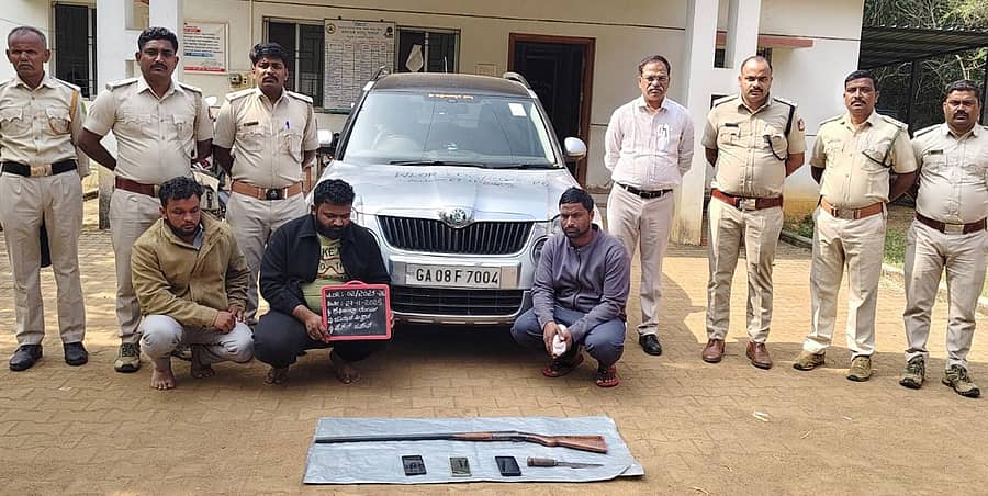 ಹಾನಗಲ್ ತಾಲ್ಲೂಕು ಮಕರವಳ್ಳಿ ಅರಣ್ಯ ಭಾಗದಲ್ಲಿ ಕಾಡುಪ್ರಾಣಿಗಳ ಬೇಟೆಗೆ ಯತ್ನಿಸಿದವರನ್ನು ಬಂಧಿಸಿ ಅವರಿಂದ ಬಂದೂಕು ವಶಕ್ಕೆ ಪಡೆಯಲಾಗಿದೆ