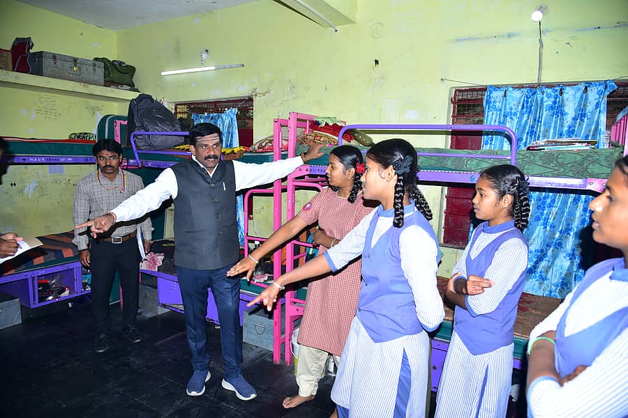 ಬಳ್ಳಾರಿ ನಗರದ ವಿದ್ಯಾರ್ಥಿನಿಯರ ವಸತಿನಿಲಯವೊಂದಕ್ಕೆ ಭೇಟಿ ನೀಡಿದ್ದ ರಾಜ್ಯ ಮಕ್ಕಳ ಹಕ್ಕುಗಳ ಆಯೋಗದ ಅಧ್ಯಕ್ಷ ಶಶಿಧರ ಕೋಸಂಬೆ ಅಲ್ಲಿನ ವ್ಯವಸ್ಥೆಗಳ ಕುರಿತು ಮಕ್ಕಳಿಂದ ಮಾಹಿತಿ ಪಡೆದರು