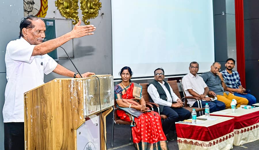 ಕಲಬುರಗಿಯ ಶರಣಬಸವ ವಿವಿ ಆವರಣದ ದೊಡ್ಡಪ್ಪ ಅಪ್ಪ ಸಭಾಮಂಟಪದಲ್ಲಿ ನಡೆದ ಕಾರ್ಯಕ್ರಮದಲ್ಲಿ ನಿವೃತ್ತ ಪ್ರಾಧ್ಯಾಪಕ ಆರ್.ಕೆ.ಹುಡಗಿ ಮಾತನಾಡಿದರು ಪ್ರಜಾವಾಣಿ ಚಿತ್ರ
