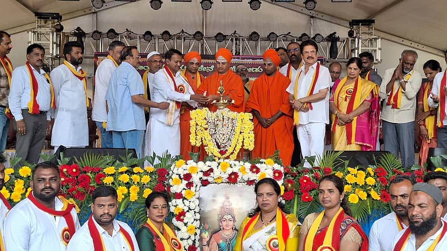 ಸಕಲೇಶಪುರ ತಾಲ್ಲೂಕಿನ ಬಾಳ್ಳುಪೇಟೆಯಲ್ಲಿ ಗುರುವಾರ ನಡೆದ ಕಾರ್ಯಕ್ರಮದಲ್ಲಿ ಶ್ರೀಗಳು ದೀಪ ಬೆಳಗಿದರು