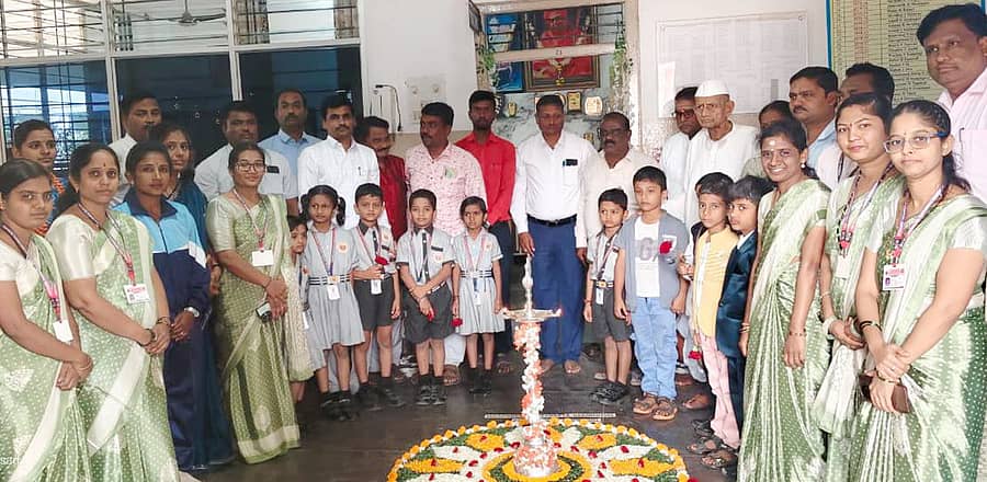 ಮುಂಡರಗಿಯ ಜಗದ್ಗುರು ತೋಂಟದಾರ್ಯ ಸಿಬಿಎಸ್ಸಿ ವಸತಿ ಶಾಲೆಯಲ್ಲಿ ಗುರುವಾರ ಹಮ್ಮಿಕೊಂಡಿದ್ದ ವಿಜ್ಞಾನ ವಸ್ತು ಪ್ರದರ್ಶನವನ್ನು ಬಿಇಒ ಗಂಗಾಧರ ಅಣ್ಣಿಗೇರಿ ಉದ್ಘಾಟಿಸಿದರು