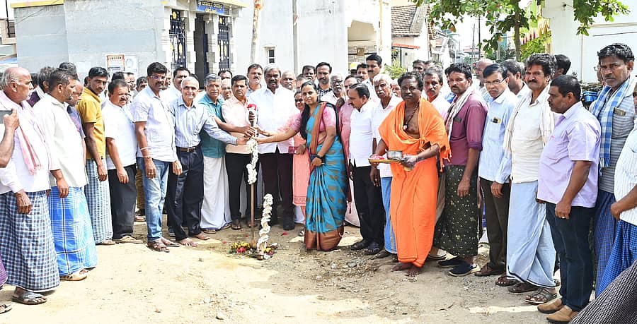 ಹೊಳಲ್ಕೆರೆ ತಾಲ್ಲೂಕಿನ ದೊಗ್ಗನಾಳ್ ಗ್ರಾಮದಲ್ಲಿ ಶಾಸಕ ಎಂ. ಚಂದ್ರಪ್ಪ ಗುರುವಾರ ₹ 3 ಕೋಟಿ ವೆಚ್ಚದ ರಸ್ತೆ ಕಾಮಗಾರಿಗೆ ಚಾಲನೆ ನೀಡಿದರು