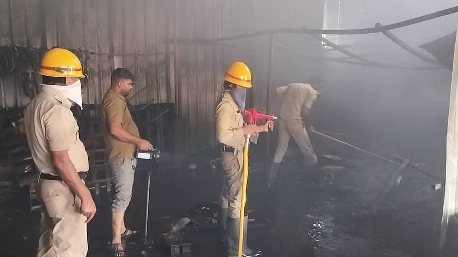 ಗೌರಿಬಿದನೂರು ನಗರದ ಕೆಎಸ್ಆರ್ಟಿಸಿ ಬಸ್ ಡಿಪೊ ಮುಂಭಾಗದ ಸೋಫಾ ಅಂಗಡಿಗೆ ತಗುಲಿದ ಬೆಂಕಿ ನಂದಿಸುತ್ತಿರುವ ಅಗ್ನಿಶಾಮಕ ಸಿಬ್ಬಂದಿ