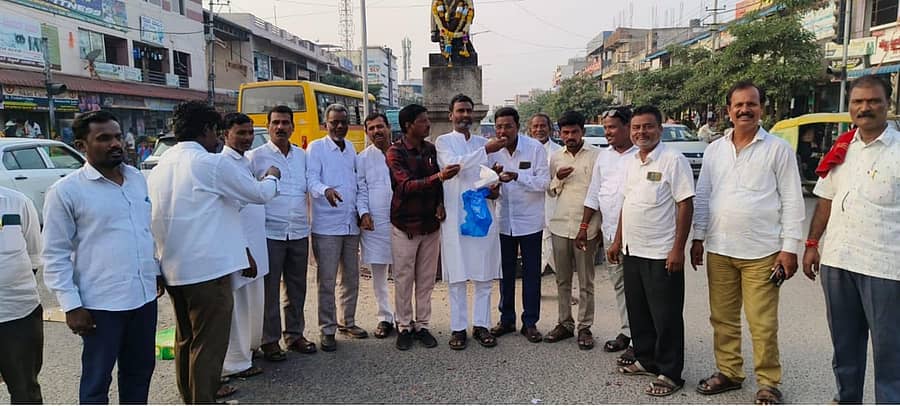 ವಡಗೇರಾ ಪಟ್ಟಣ ಪಂಚಾಯಿತಿಯಾಗಿ ಮೇಲ್ದರ್ಜಗೆ ಏರಿದ ಹಿನ್ನೆಲ್ಲೆಯಲ್ಲಿ ಯಾದಗಿರಿಯಲ್ಲಿ ಗುರುವಾರ ಕಾಂಗ್ರೆಸ್ ಕಾರ್ಯಕರ್ತರು ಸಂಭ್ರಮಿಸಿದರು