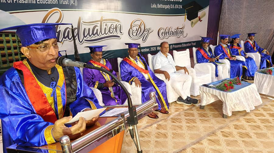 ಆಯುರ್ವೇದ ಕಾಲೇಜು ಮತ್ತು ಆಸ್ಪತ್ರೆ ಹಾಗೂ ಪ್ರಸನ್ನ ನರ್ಸಿಂಗ್ ಕಾಲೇಜಿನ ಪದವಿ ಪ್ರದಾನ ಸಮಾರಂಭದಲ್ಲಿ ವಿಧಾನ ಪರಿಷತ್ ಸದಸ್ಯ ಎಸ್.ಎಲ್.ಭೋಜೇಗೌಡ ಮಾತನಾಡಿದರು