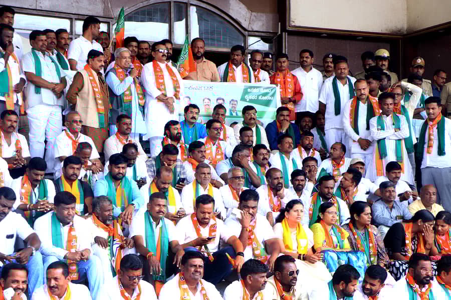 ಬಾಗಲಕೋಟೆಯಲ್ಲಿ ಗುರುವಾರ ಬಿಜೆಪಿ ವತಿಯಿಂದ ರಾಜ್ಯ ಸರ್ಕಾರ ರೈತ ವಿರೋಧಿ ನೀತಿ ಖಂಡಿಸಿ ಪ್ರತಿಭಟನೆ ಮಾಡಲಾಯಿತು