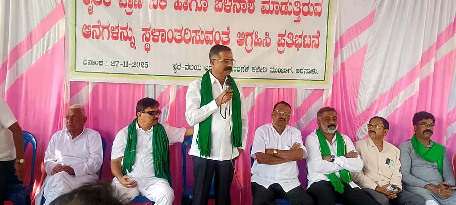 ಅರಸಾಳು ಪ್ರತಿಭಟನಾಕಾರರನ್ನು ಉದ್ದೇಶಿಸಿ ಹಾಲಪ್ಪ ಹೆಚ್. ಹರತಾಳು ಮಾತನಾಡಿದರು