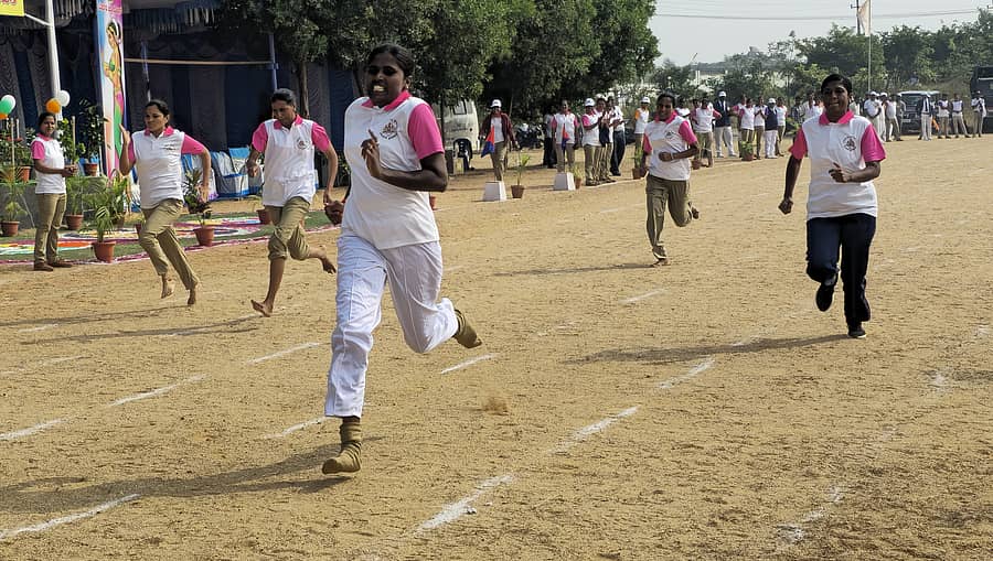 ಯಾದಗಿರಿ ಪೊಲೀಸ್ ಪರೇಡ್ ಮೈದಾನದಲ್ಲಿ ಗುರುವಾರ ಆರಂಭವಾದ ವಾರ್ಷಿಕ ಕ್ರೀಡಾಕೂಟದ ಓಟದಲ್ಲಿ ಪಾಲ್ಗೊಂಡಿದ್ದ ಮಹಿಳಾ ಸಿಬ್ಬಂದಿ